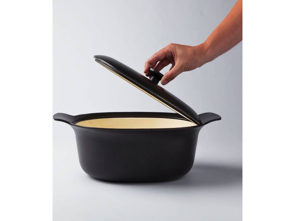 Oval covered casserole cast iron 2