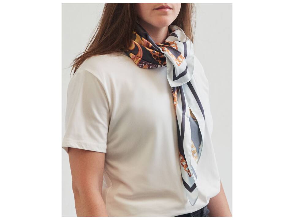 Shawl in recycled satin polyester 2