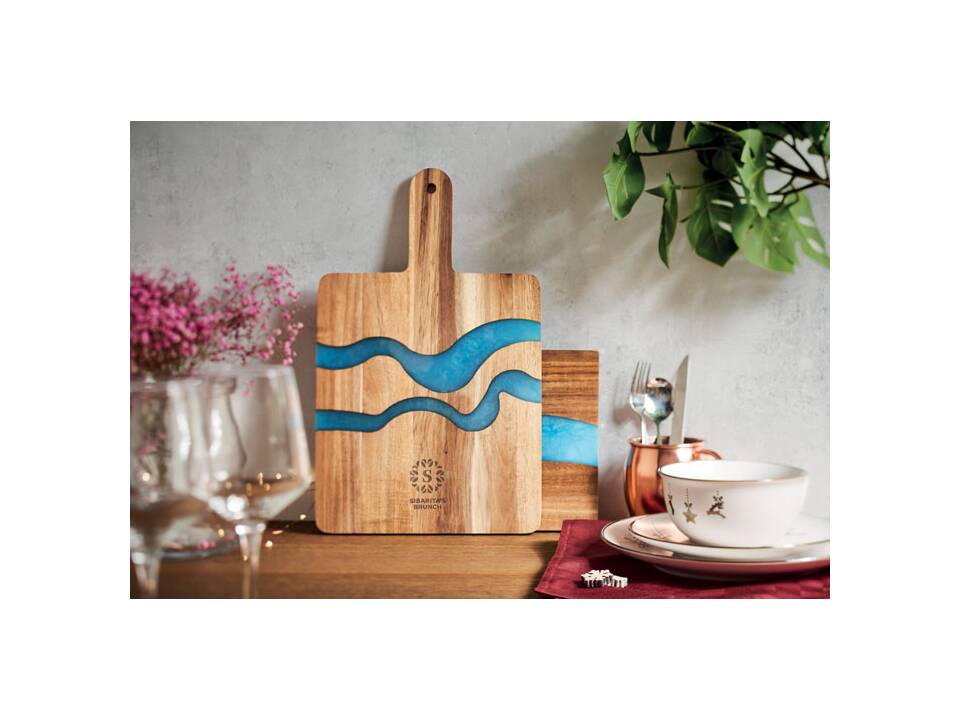 Cutting board with epoxy resin detail 3