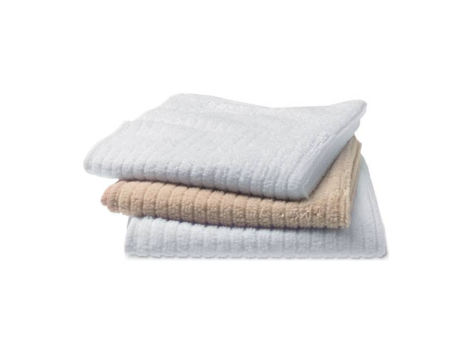 Set of 3 towels in basket 3