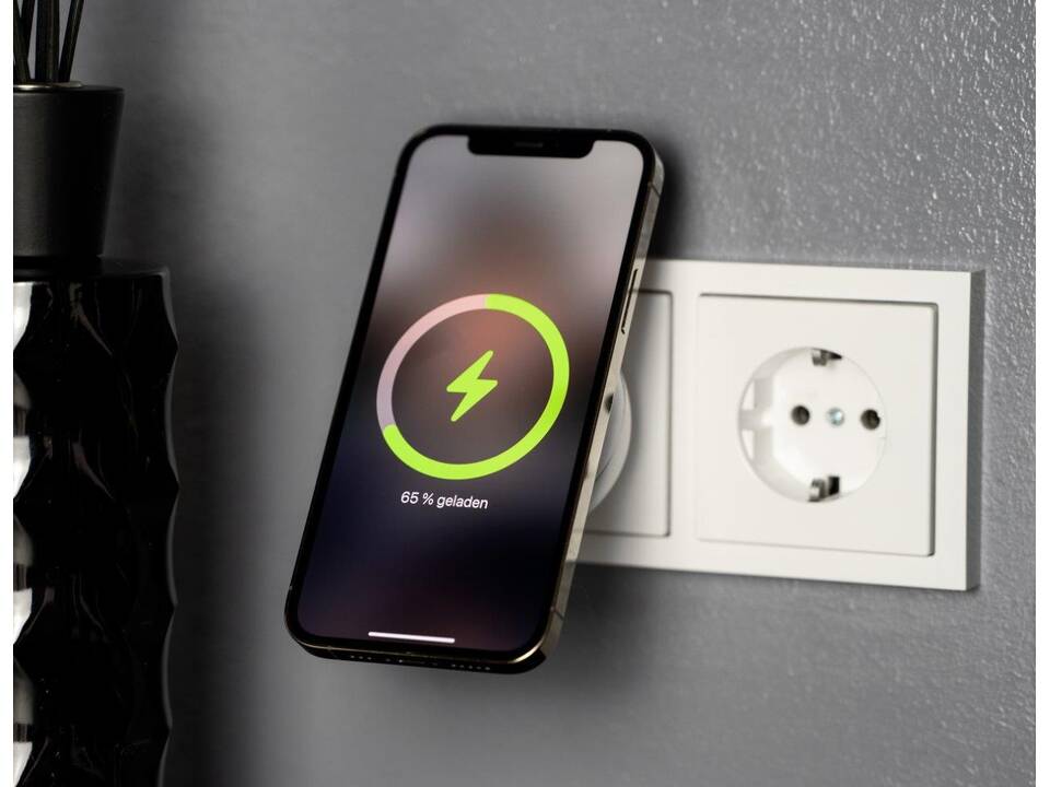 Magnetic wallcharger 1