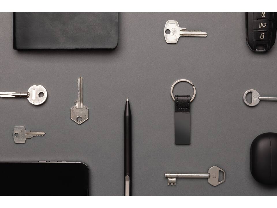 Luxury PU keychain RCS recycled zinc alloy 7