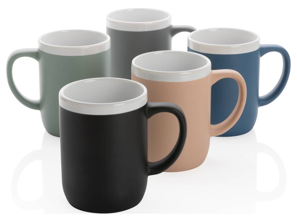 Ceramic mug with white rim