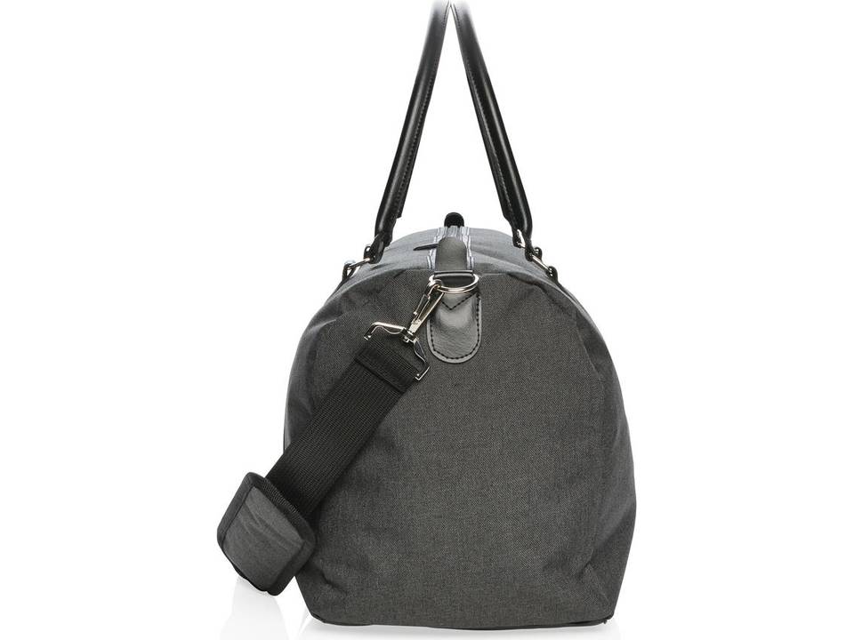 Weekend bag with USB output 9