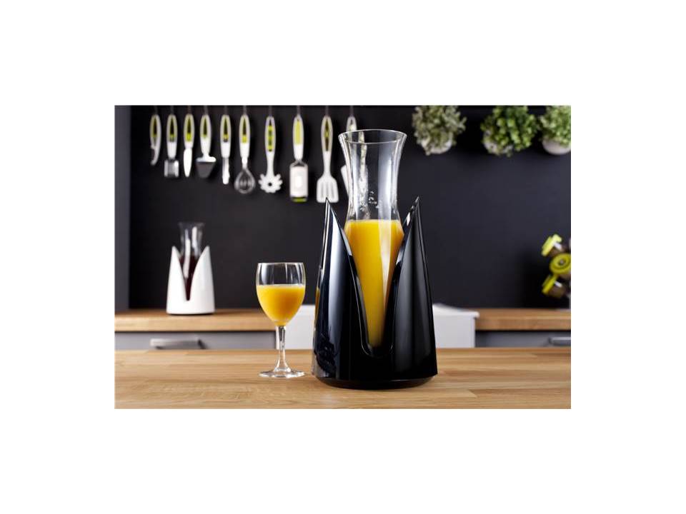 Active Cooling Carafe 1