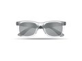 Sunglasses with mirrored lense