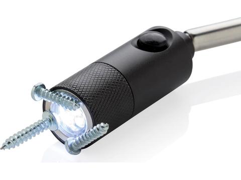 Telescopic light with magnet