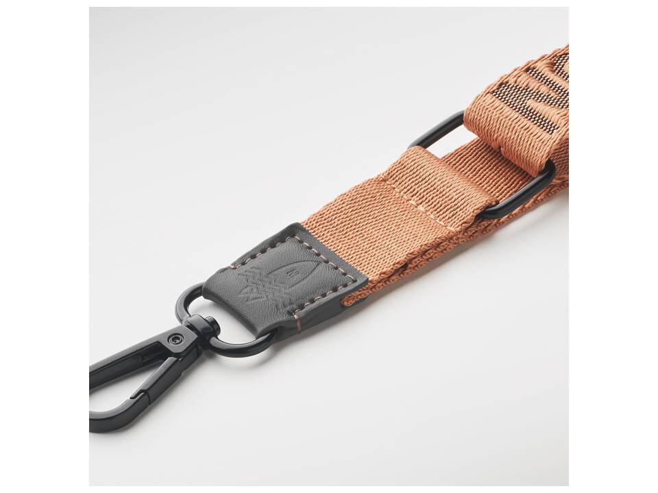 Porte-téléphone bandoulière réglable en tissu tissé sur mesure avec patch en cuir PU embossé – Design entièrement personnalisé 4