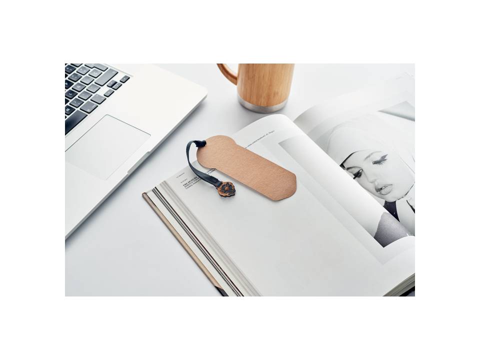 Un marque page - un Pin 6