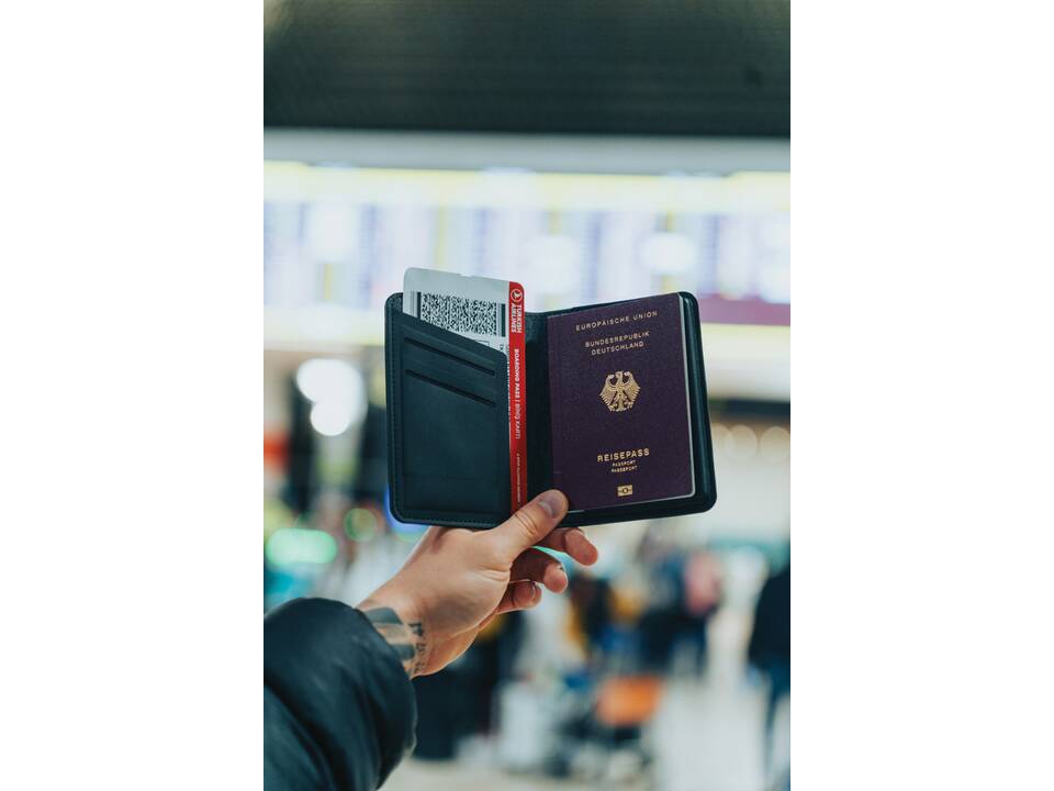 Porte-passeport en RCS avec géolocalisation Trackmate 8