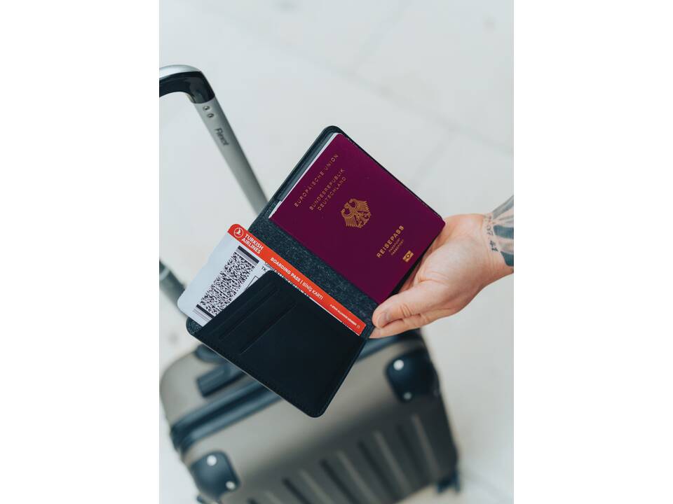 Porte-passeport en RCS avec géolocalisation Trackmate 9