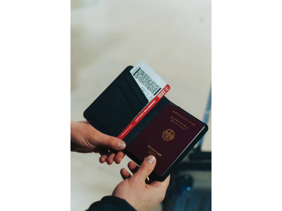 Porte-passeport en RCS avec géolocalisation Trackmate 10