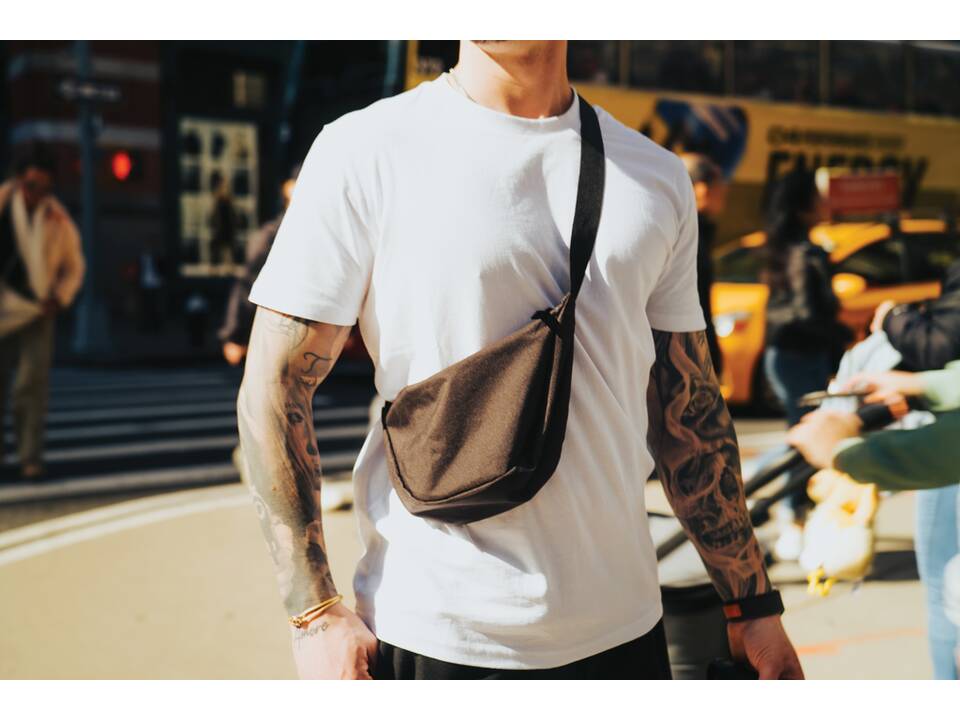 Sac demi-lune en bandoulière en rPET AWARE™  Crescent 10