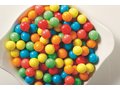Boîte de bonbons remplie de boules de chewing-gum ou de friandises 1