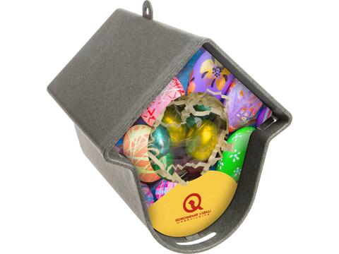 Maison de Pâques recyclée remplie d’œufs de Pâques