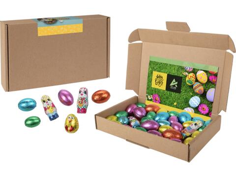Petite boîte de Pâques avec des petits œufs de Pâques joyeux