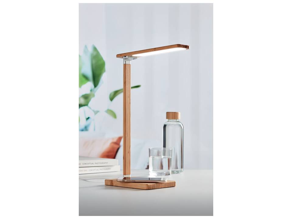 Duurzame LED bureaulamp met hubs en draadloze oplader 3