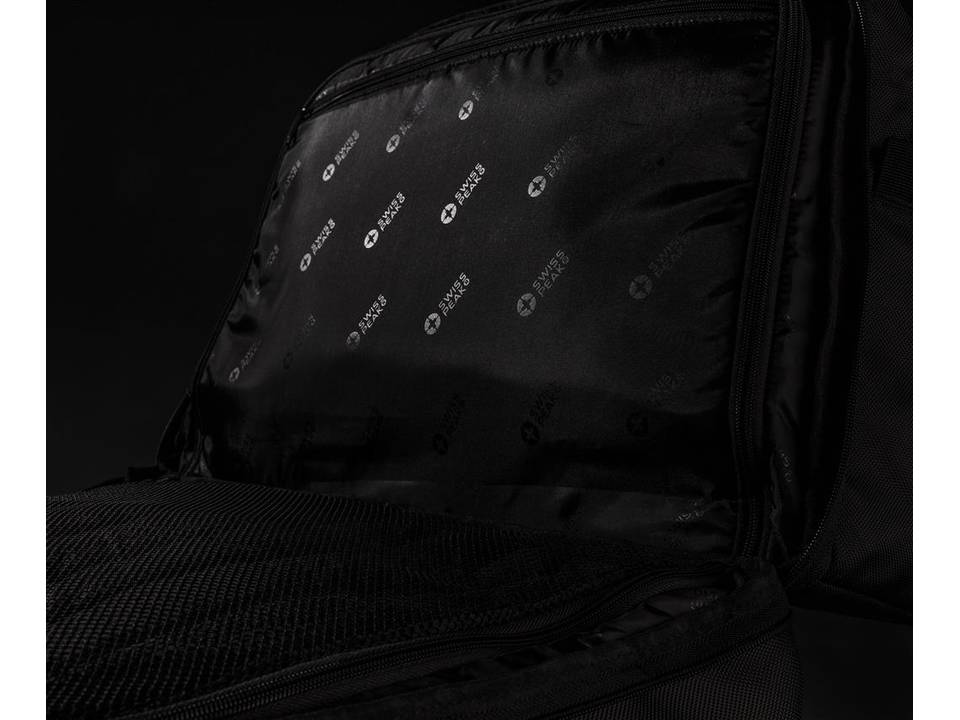 Swiss Peak RFID weekendtas met koffer opening 11