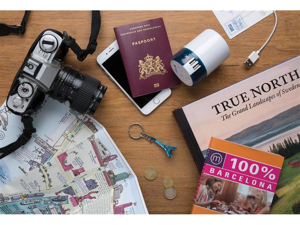 Travel Blue world travel adapter met 2 usb poorten 8