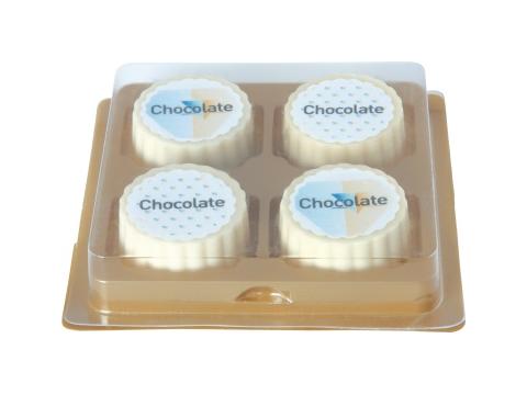 4 logo bonbons van witte chocolade met hazelnoot praline